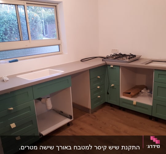 שיש אפור במטבח עם כיור וכיריים